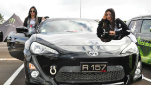 Roubina (à gauche) et sa Toyota GT86